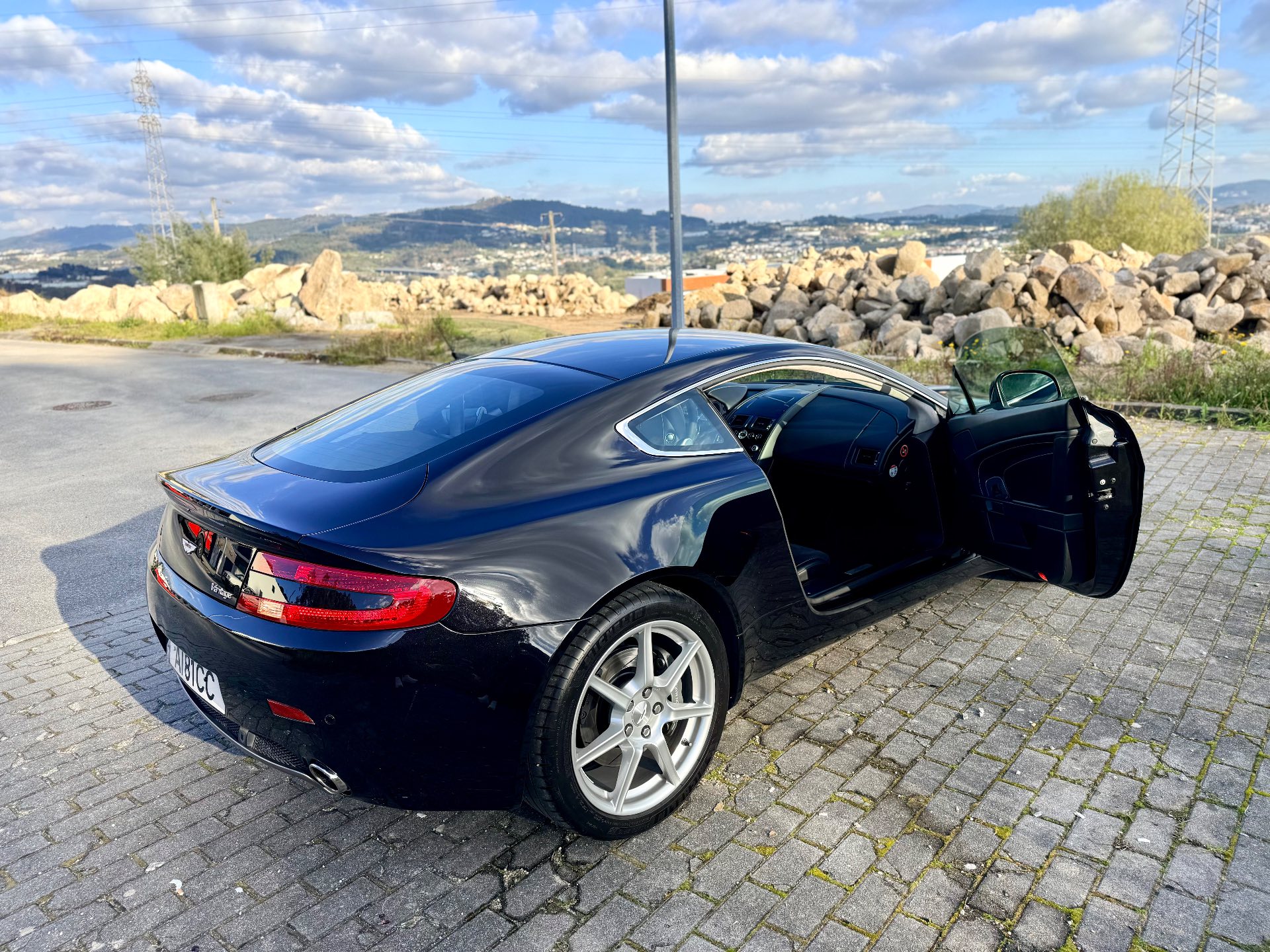Aston Martin Vantage V8 4.7 426CV de 2013 — fotografia 5