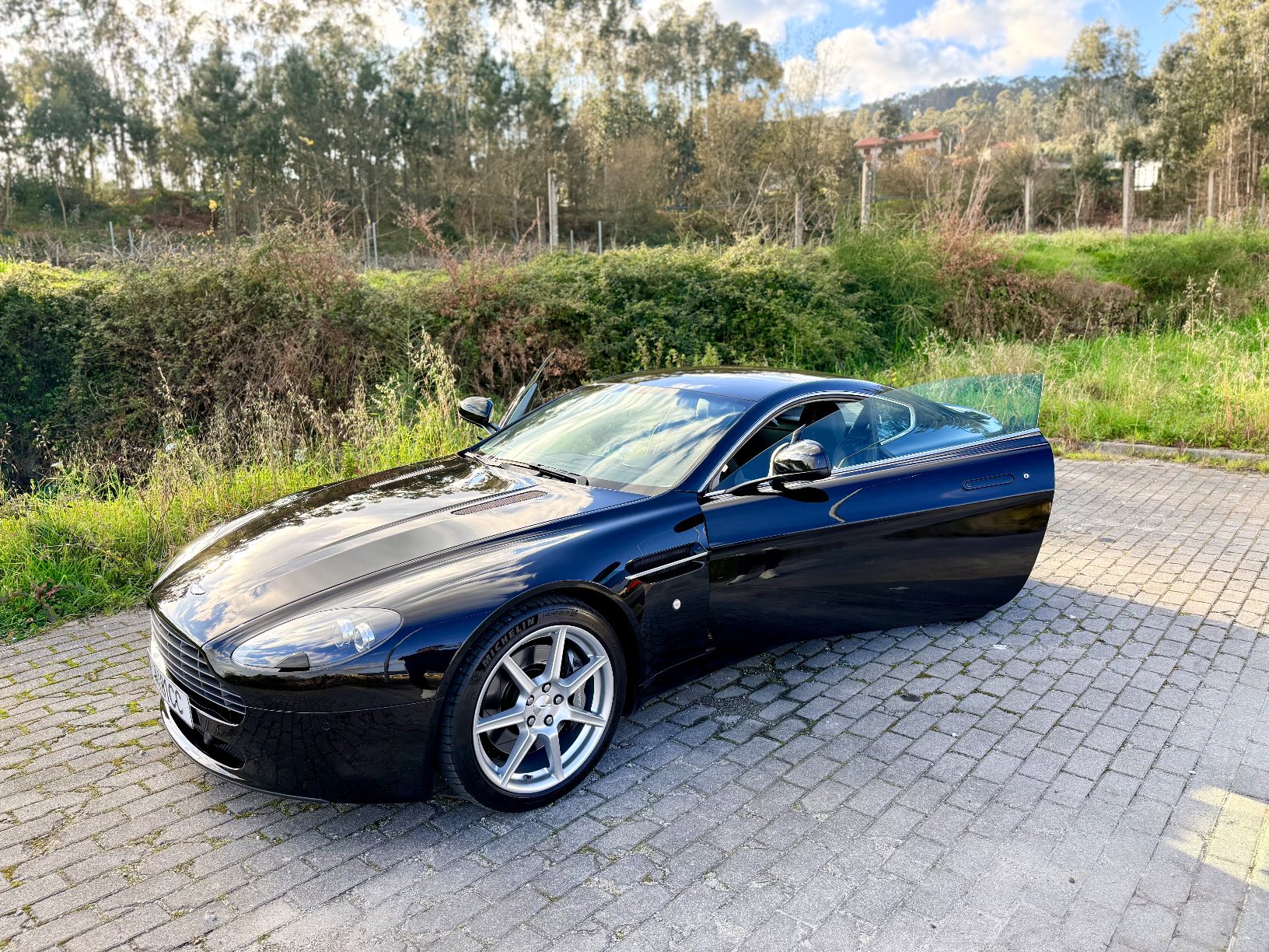 Aston Martin Vantage V8 4.7 426CV de 2013 — fotografia principal